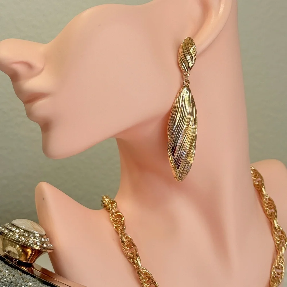 ⚜️ Elegant Gold Textured Drop Earrings